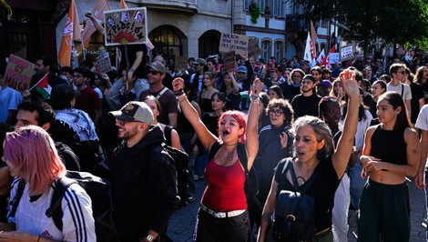 Do Belehradu dorazili tisíce demonštrantov. Študenti pred voľbami mobilizujú Srbsko