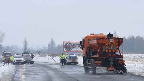 Mrznúci dážď mení cesty na sklo, uzavrel aj letisko