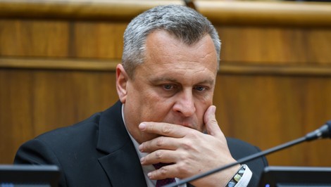 Návrh inšpirovaný Poľskom? SNS chce, aby NRSR mala právomoc odňať štátne vyznamenanie