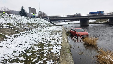 Vodič stratil kontrolu nad vozidlom. Jeho auto skončilo v Hrone