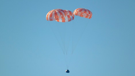 FOTO A VIDEO: Posádka Artemis 2 prežila historický let a vrátila sa na Zem