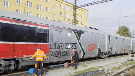Vandalizmus gigantického rozsahu. Páchatelia posprejovali vlak tak, že nebolo vidieť okná