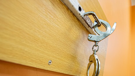 Matka v Trebišove mala nútiť dcéru k prostitúcii. Polícia ju obvinila z obchodovania s ľuďmi