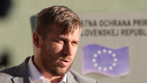 Kuffa nazval Tarabu agentom rozbíjačom. „Dostal si sa do parlamentu cez nás,“ odkázal