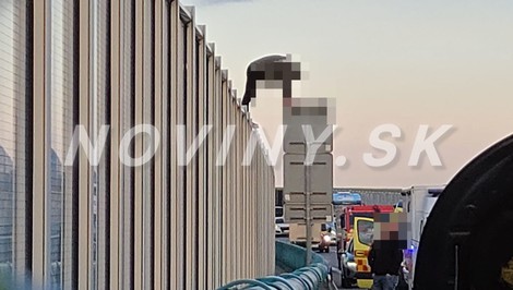 Muž stál na protihlukovej stene nad cestou. Vyhrážal sa, že skočí