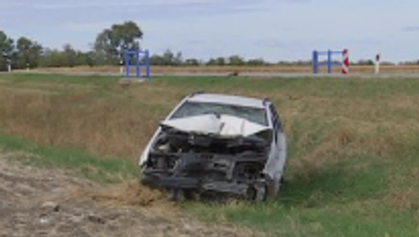 Nepojazdný vrak bráni poľnohospodárom v práci. Nikto nevie, kto by ho mal odstrániť