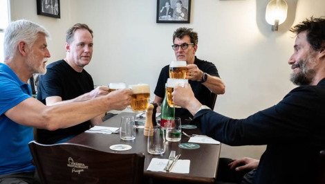 Také pivo by si dal každý! Českému prezidentovi robil spoločnosť najobľúbenejší herec na svete!