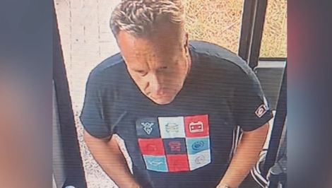 Polícia pátra po mužovi, ktorý zaútočil a okradol svojho otca. Môže byť ozbrojený