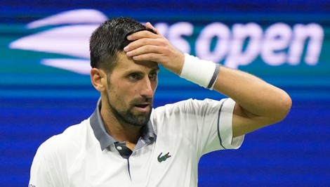 Zlomený DJOKOVIČ končí na US Open hneď v prvom kole