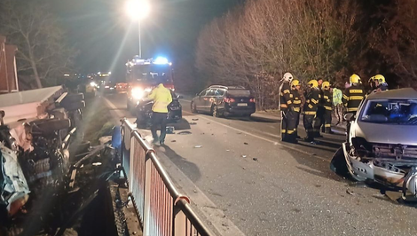 Hromadná nehoda medzi Lipanmi a Červenicou. Zrazili sa tri autá a kamión