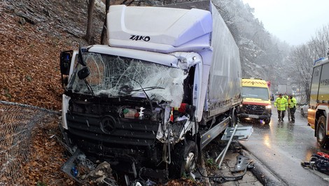 Po zrážke dvoch kamiónov pod Strečnom museli do nemocnice previezť vodiča