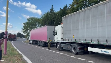 Policajná akcia na odpočívadle: Odstavené kamióny a diera v poli