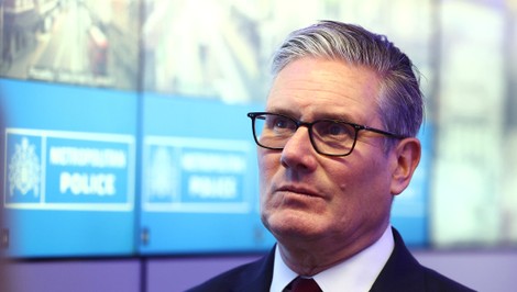 Keir Starmer zostáva: Neoblomný líder odmieta rezignovať napriek narastajúcemu tlaku