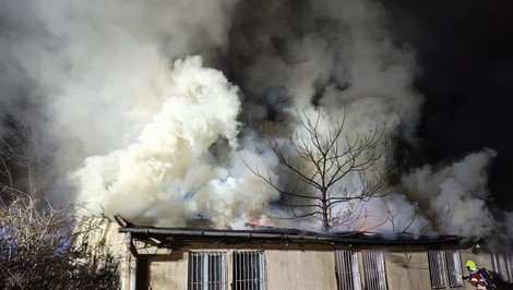 Požiar opustenej budovy v areáli trnavskej nemocnice spôsobil škody za 100-tisíc eur