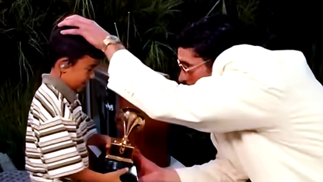 Svadba priamo počas Super Bowlu! Bad Bunny bol pri tom, no všetci riešia: KTO je ten chlapec?!