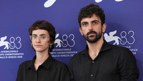 Film o AI v Gaze vyvolal v Benátkach 25-minútové ovácie. Režisérom hrozí strata občianstva