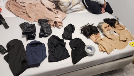 Polícia rozbila organizovanú skupinu. Ranný zásah Aprum prebiehal v dvoch krajoch