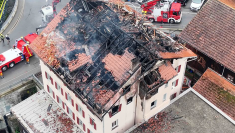 Pri požiari v bytovom dobe vo Švajčiarsku zahynuli dvaja ľudia. Ďalší ľudia sú nezvestní