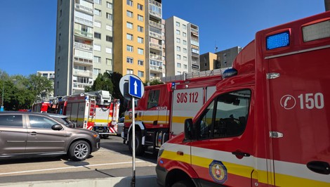 Požiar balkóna v Bratislave: Na mieste zasahujú pohotovostné zložky