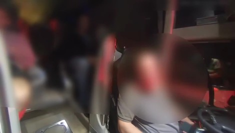 VIDEO: Cestujúcich zachraňovala polícia. Opitý vodič autobusu odmietal zastaviť