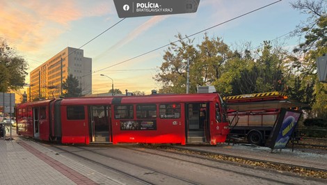 V centre Bratislavy sa zrazila električka s autom, linku 1 nahradili autobusy