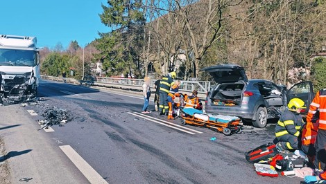 Nákladné auto narazilo do osobného vozidla. Dopravu riadi polícia