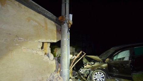 Tragická nehoda pri Nových Zámkoch: Auto zišlo z cesty, vodička narazila do stĺpa aj domu