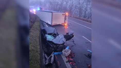Na ceste pri Lučenci došlo k hrozivej nehode. Kamión sa zrazil s osobným autom