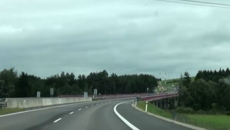 Pre nehodu je diaľnica D1 pri Ilave neprejazdná. Tvoria sa kolóny