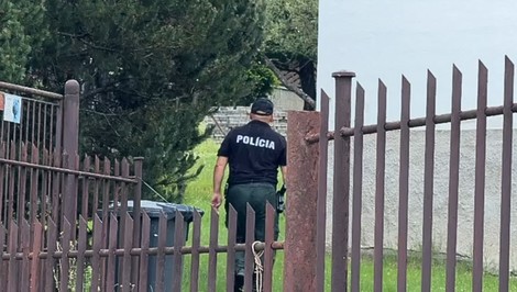 Tragédia v Gelnici: Muž zavraždil svoju manželku, polícia po ňom pátra