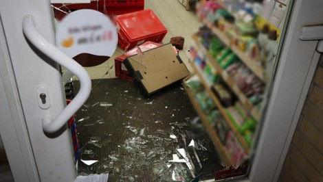 Rodičia vyrazili v noci vykradnúť obchod, deti nechali spať doma v postieľkach