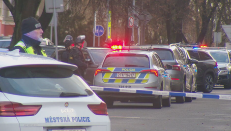 Ozbrojený muž sa zabarikádoval v byte. Pri zásahu postrelil policajta