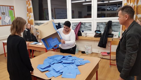 Vo volebnej miestnosti dostanete štyri lístky. Pozrite sa, ktorý patrí do ktorej obálky