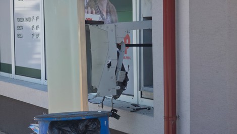 Explózia prebudila Dudince: Neznámi páchatelia zničili bankomat a obchod