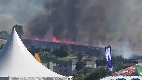 Neďaleko konania frestivalu Pohoda pri Trenčíne horí