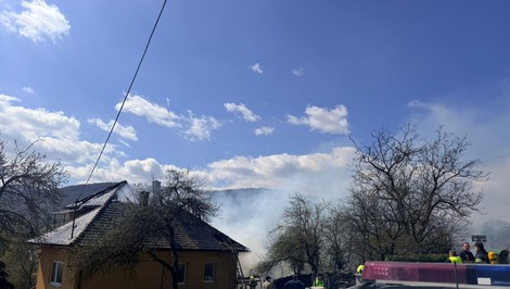 Rodinný dom v Rakovnici zachvátili plamene. Rozšírili sa aj na okolité budovy