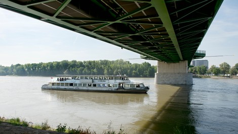 Mladá žena (26) skočila do Dunaja. Na mieste zasahovala polícia aj záchranári