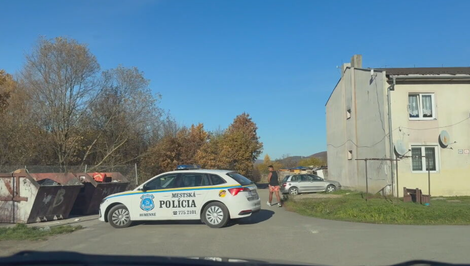 Muž s nožom zaútočil na hliadku MOPS, vyhrážal sa im zabitím