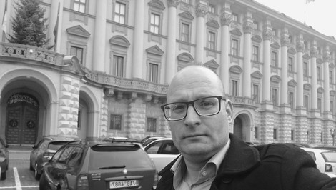 Od falšovania diplomatických identít po kontroverzné akcie. Zomrel český podvodník Lukáš Kohout