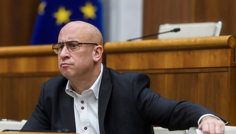Minister dopravy môže prísť o post. Opozícia podala návrh na jeho odvolanie