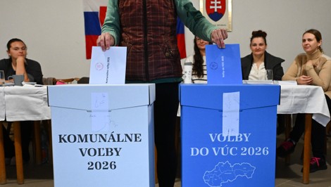 Ešte nedokončil strednú školu. Poslancom v Lieskovci sa stal aj 18-ročný Šimon