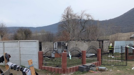 Tragický požiar domu v Mirkovciach má ďalšiu obeť. Po chlapcovi zomrela aj jeho mladšia sestrička (†2)