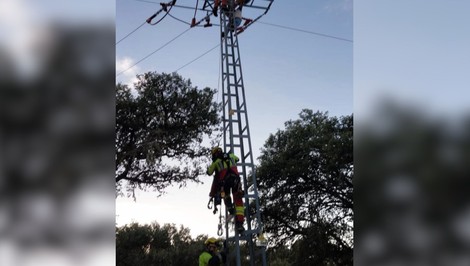 Kvôli fotkám vyliezla na elektrický stožiar. Dievča (12) zasiahol prúd s napätím 30-tisíc voltov