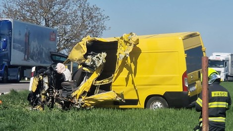 Čelná zrážka pri Nitre: Dodávka sa zrazila s kamiónom, zasahuje vrtuľník