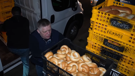Premiér Robert Fico si odrobil nočnú zmenu v pekárni. Vyskúšal si aj rozvoz výrobkov