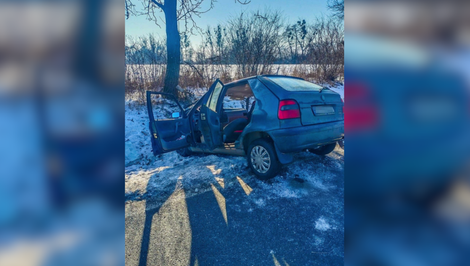 Dopravná nehoda s tragickým koncom: Senior zišiel z cesty a narazil do stromu