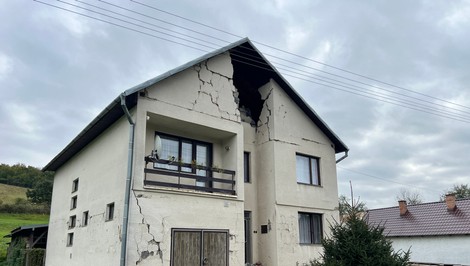 Tri roky po zemetrasení: Obec obnovuje domy a hľadá odpovede pod zemou
