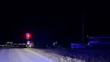 Vlak zrazil muža sediaceho na koľajniciach. Mal pri sebe fľašu alkoholu