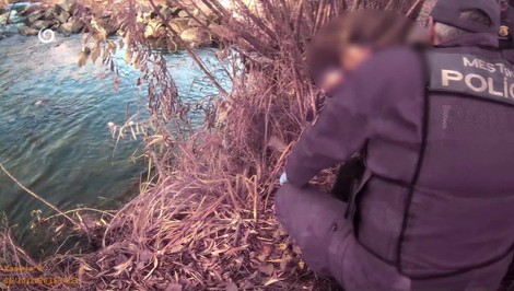 Muž sa pri rieke porezal rozbitou fľašou. Policajti si jeho dôveru získavali takmer hodinu