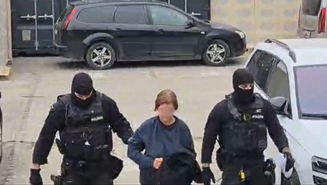 Obvinenú z vraždy partnera priviezli pred súd. Muža našli v kaluži krvi s desiatkami bodných rán v chrbte